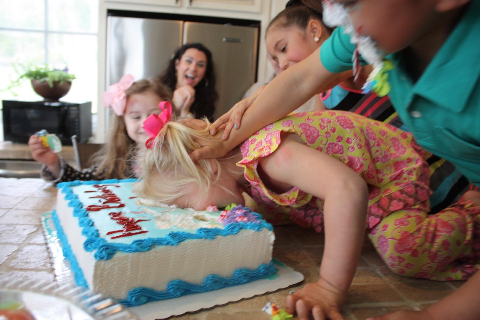 Niño, Niña, cuidado, torta de cumpleaños, tabla, mentira, celebrar